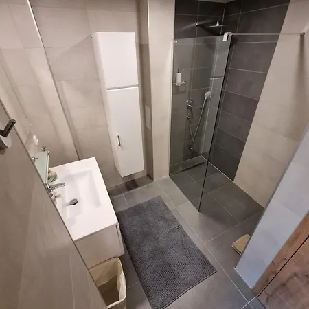Moderni Podkrovni 2kk U Namesti S Klimatizaci Apartment Hradec Kralove