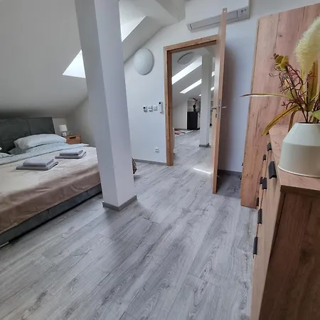 Apartment Moderni Podkrovni 2kk U Namesti S Klimatizaci Hradec Kralove