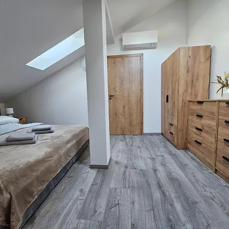 Apartment Moderni Podkrovni 2kk U Namesti S Klimatizaci *