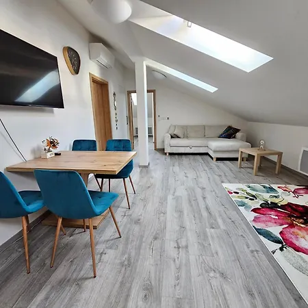 Apartment Moderni Podkrovni 2kk U Namesti S Klimatizaci *
