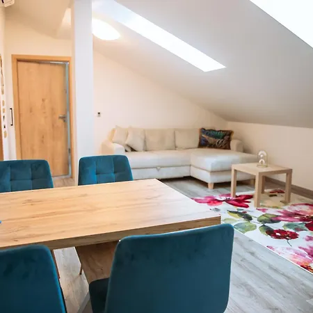 Moderni Podkrovni 2kk U Namesti S Klimatizaci Apartamento