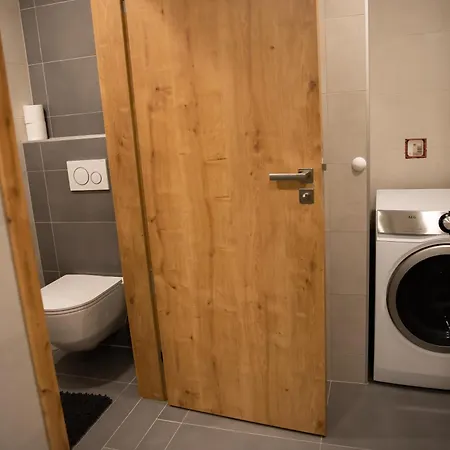 Moderni Podkrovni 2kk U Namesti S Klimatizaci アパート *