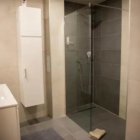 Moderni Podkrovni 2kk U Namesti S Klimatizaci * Hradec Kralove
