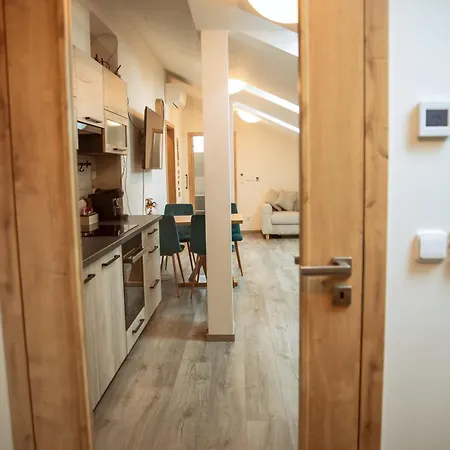 Moderni Podkrovni 2kk U Namesti S Klimatizaci Apartment