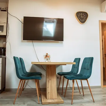 Apartment Moderni Podkrovni 2kk U Namesti S Klimatizaci *