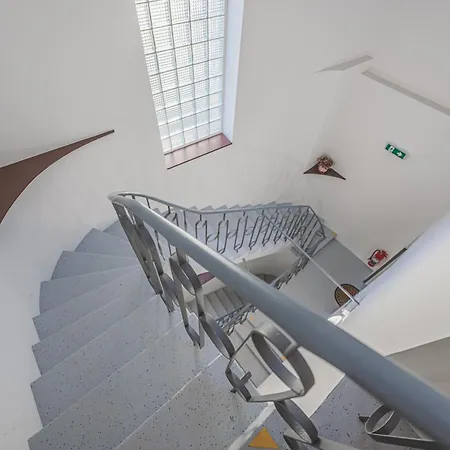 Moderni Podkrovni 2kk U Namesti S Klimatizaci Hradec Králové