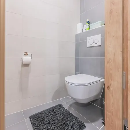Moderni Podkrovni 2kk U Namesti S Klimatizaci